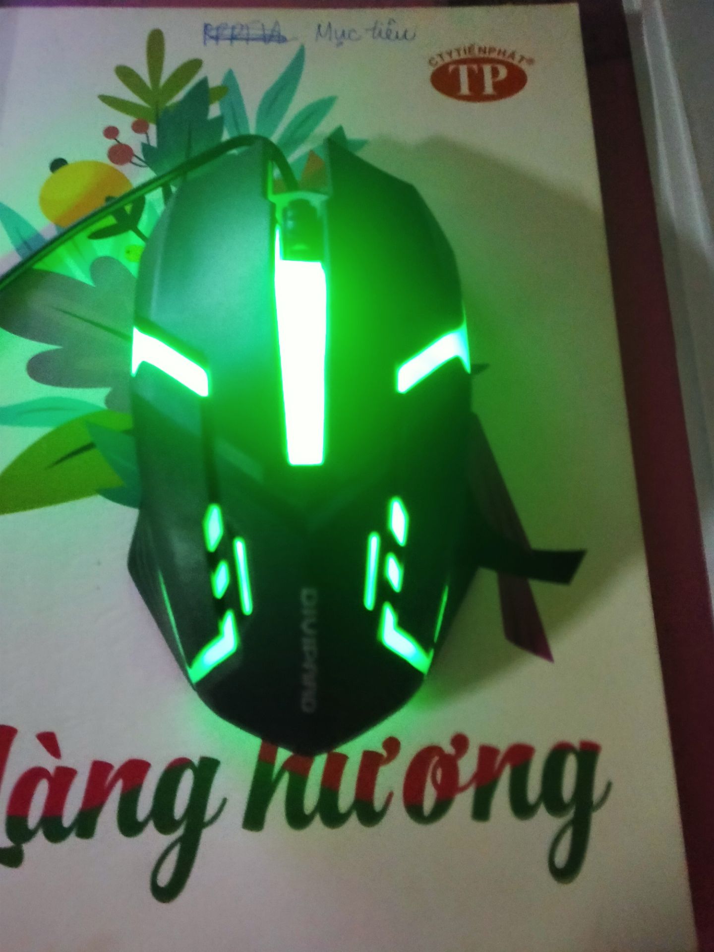 Giá rẻ mà sản phẩm chất lượng ạ. Màu sắc thay đổi liên tục làm chỗ học sáng lên. Mình rất ưng