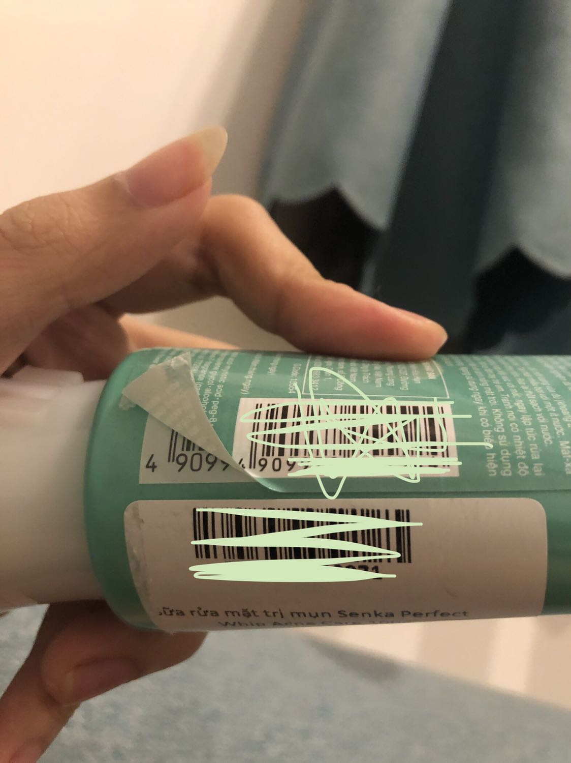 Về shipping: không có gì cần phàn nàn. Bạn shipper là ma xó chỗ tớ rồi, còn có biệt danh trong điện thoại của nhiều chị em.

Về ẩn phẩm:
Tớ đã quay video để định review mà hình như tiki không cho chức năng dùng video. Có mấy ảnh thì một ảnh là dùng ánh sáng trắng, còn lại dùng ánh sáng vàng nên trông hơi khác nhau nhé. Tớ đã check mã vạch và sản phầm hiện ra khớp với tên, mô tả sản phẩm chữ Nhật trông bình thường không nghi nhờ gì hết, còn hạn sử dụng khá lâu (hơn 2 năm) -> đồ thật (trừ khi làm giả tinh vi)
Khi *** thử bên trong thì lúc đầu hơi lo, vì nó ko “lụa” như các thằng perfect whip khác (có để hình), nhưng nếu cố gắng thì vẫn được. -> có vẻ đồ thật
Khi dùng thử lên mặt thì tớ nhận thấy loại này không bọt nhiều như bạn xanh truyền thống.
Nhưng tớ có thử kiếm review trên mạng, thì các quan sát tớ có được không sai biệt lắm. -> đồ thật
Cảm nhận: Lúc tớ dùng thì đang hơi có mụn vỡ, nên dùng hơi xót (nên chú ý thành phần chứa axit salicylic); dùng cảm giác rất sạch như bạn xanh blue truyền thống, nhưng lại ko  thấy ẩm ẩm như được quảng cáo (mặc dù khác biệt cảm nhận được so với xanh truyền thống). Họ quảng cáo 4 tuần, nên nếu có hiệu quả tớ sẽ quay lại mua tiếp và review lần hai!
Hy vọng mọi người thấy hữu ích. Dạo này hàng giả tùm lum chả biết thế nào mà lần.