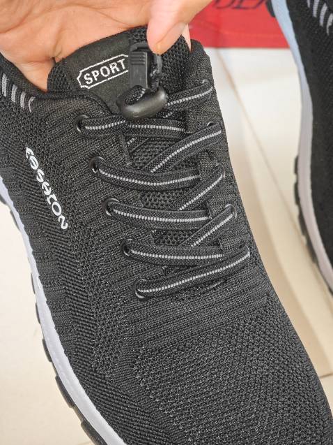 Ngoại hình ổn, vải mềm, dày vừa đủ. Tấm đế liền khối, cũng mềm vừa phải, cảm giác ban đầu đi êm vừa phải, dây giày thắt sẵn co rút khá tiện. Chưa biết chạy hay vận động thể thao mạnh trong thời gian dài thì có bền không, nhưng sơ bộ nếu dùng làm sneaker mang hàng ngày vs mức giá, thì có vẻ ổn áp đấy.