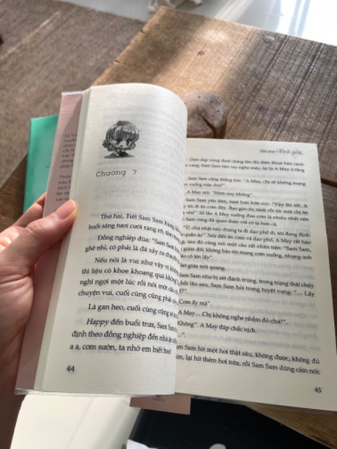 Ê mấy pà, thời này mà còn đọc ngôn tình tổng tài có phải là mơ mộng hão huyền và rất sến, qua thời rồi hem. Nhưng mà sao tui 3x tuổi rồi mà vẫn thấy nó đáng iu vậy ta haha, dễ thương lắm á, mua theo review của mọi người, ai ngờ nó dễ thương vậy. 

Đôi cái đọc nó vô lí nhưng ngôn tình vốn dĩ nó là vậy mà, nhưng công nhận tác phẩm này nhiều đoạn nó hài đọc cười cười vậy đó :))) dễ thương lắm nên tui mới để lại review đây kka