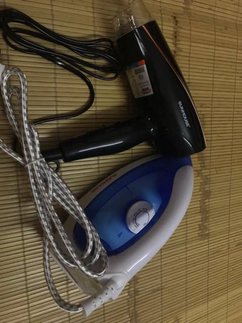 giao hàng nhanh, máy sấy tóc khá mạnh, bàn là nóng nhanh, cầm nhẹ tay, đóng gói cẩn thận ( cẩn thận quá nên mình nhìn chỗ nilong hơi xót 😅)