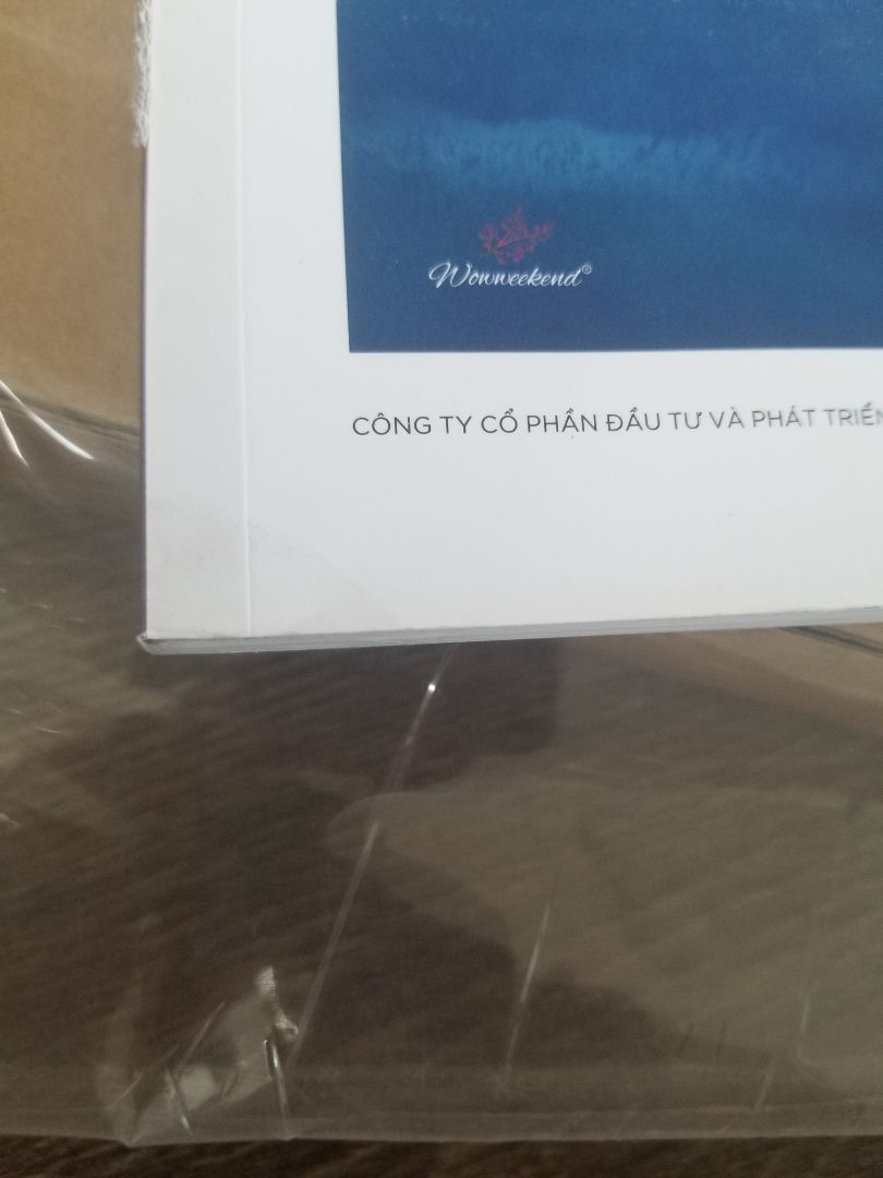 sách cũ, gáy bong, thấm nước ở góc, cạnh trang đen thui như đã dùng rồi. đề nghị tiki thu hồi.