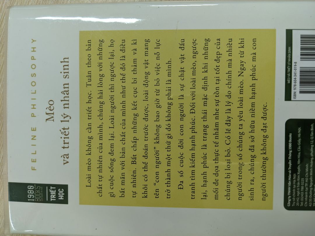 Sách bìa cứng, nhỏ gọn, đẹp, có dây vải đánh dấu trang. Về nội dung thì đối với mình là khá hay, tác giả đã đưa kiến thức triết học của nhiều tác gia nổi tiếng  vào tác phẩm, kết hợp để lý giải cũng như đánh giá về "hành động và suy nghĩ" của loài mèo. Có vẻ như loài mèo không cần đến triết học như con người, vì nó chỉ cần là chính nó là được :))