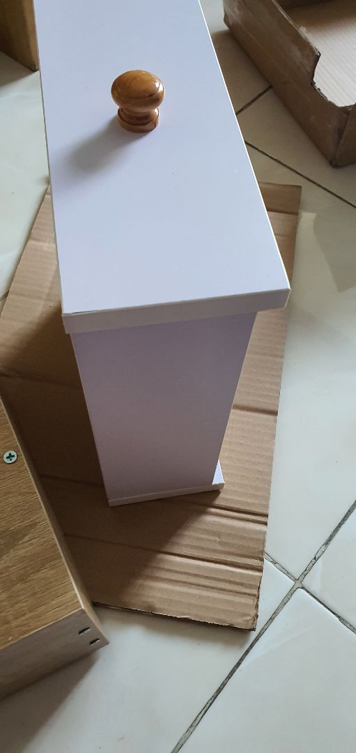 Hàng hơi khác so với hình mẫu.
Nơi để sách ngược so với mẫu.
Thiếu ốc vít để bắt chân tủ.
Shop nên coi lại hình mẫu trong bài của shop.