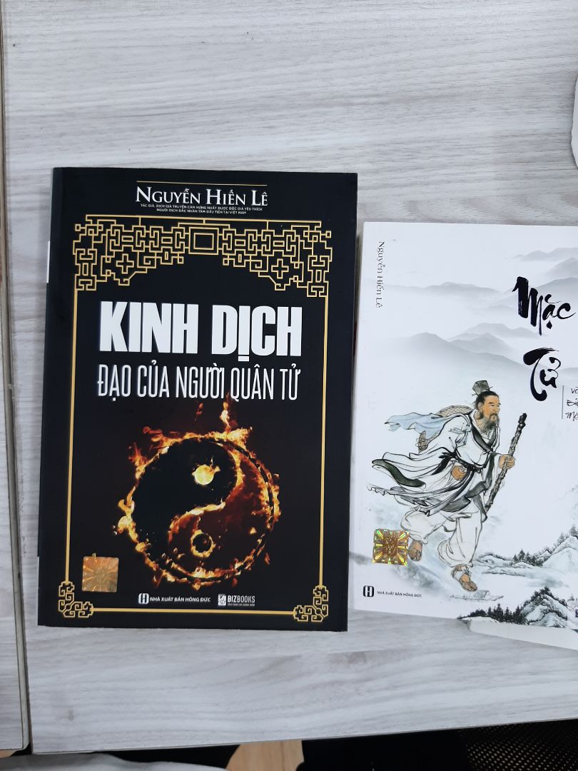 Đóng gói cẩn thận, trang sách ko bị lỗi rách hay cấn gì cả, nên mình cực ưng, về chất lượng thì sách này ngâm cứu kỹ và ai đã biết cách tính xem quẻ kinh dịch, rất hay. Đóng gói cẩn thận, trang sách ko bị lỗi rách hay cấn gì cả, nên mình cực ưng, về chất lượng thì sách này ngâm cứu kỹ và ai đã biết cách tính xem quẻ kinh dịch, rất hay.