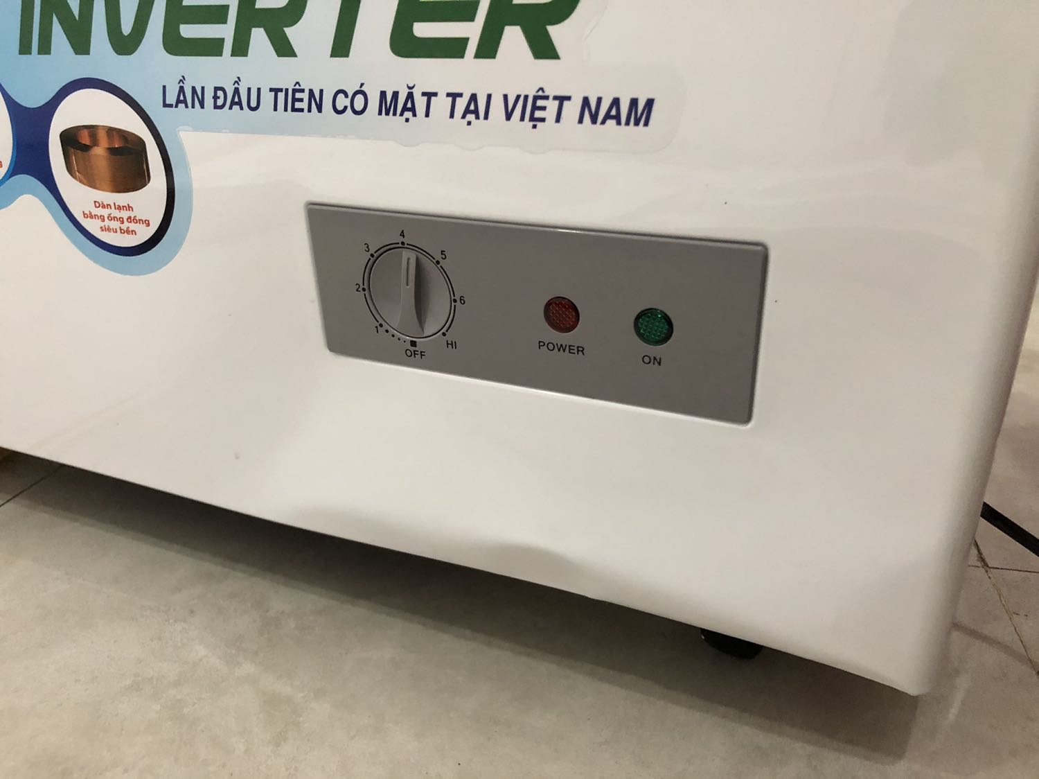 Tủ móp hư hỏng nặng, móp đến bánh xe gập ghềnh không cố định, không cho phép đồng kiểm nên giao hàng xong bỏ đi.