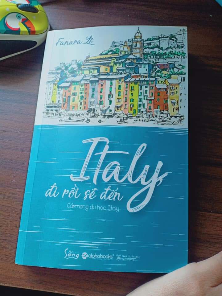 Mình đã đăng cuốn sách này lên *** với nội dung như sau :" Đã lâu lắm rồi mới có cảm giác nghiện ngập, không thể dứt ra khỏi ma lực tỏa ra từ một cô gái nhỏ bé, có ước mơ đi du học từ năm 15 tuổi và sau 15 năm thăng trầm cuối cùng cô ấy đã đặt chân đến nước Ý tươi đẹp. Đây thực sự là một cuốn sách ĐÁNG đọc và NÊN đọc dành cho các bạn trẻ, các cô cậu học trò teen còn loay hoay với " ước mơ " và tương lai của mình. Tuổi trẻ bạn nào cũng có nỗi buồn, niềm đau và thậm chí là bất hạnh riêng mà không ai có thể gỡ ra giúp các em ngoài chính bản thân của mình, kêu ca hay chán nản tuyệt vọng chỉ làm mọi thứ trở nên tệ hại hơn mà thôi. Các bác phụ huynh tham khảo và khuyến khích các teen nhà mình đọc cuốn sách này nha, bạn nào đọc xong mà thấy mắt ướt nhòe thì chắc chắn tâm trí các em đã có phần thay đổi. Thế giới ngoài kia rộng lớn và tươi đẹp lắm nha các em .... ( Sách được mua trên tiki , giảm hơn 30% )."
