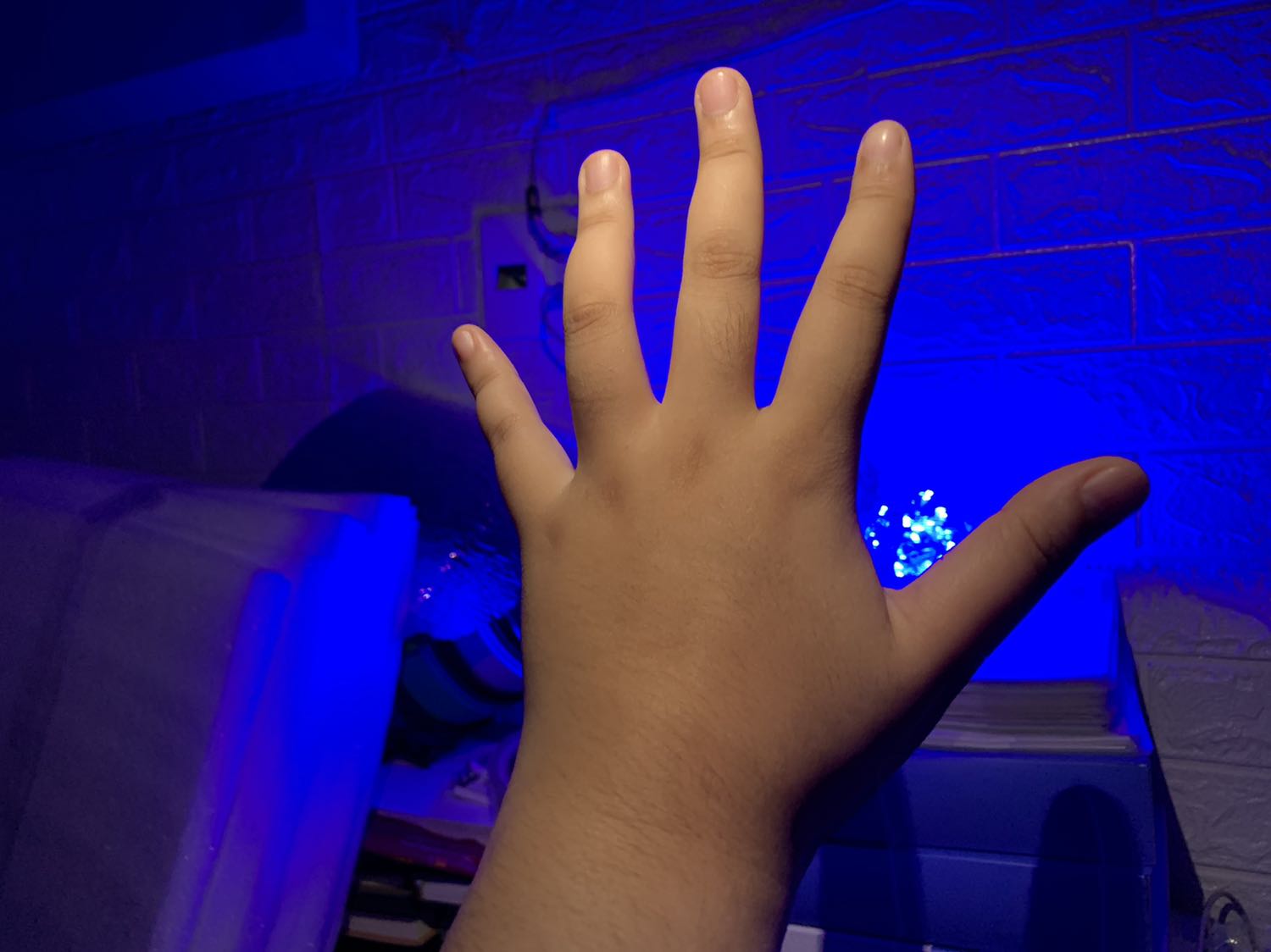 Mình mua đèn rèm với đèn cầu luôn. Đẹp lắm nhé. Chỉ có điều có thể bị đứt chì trong quá trình vận chuyển thì ai bị, chạy ra tiệm điện chấm chì là dùng được bình thường nhé.