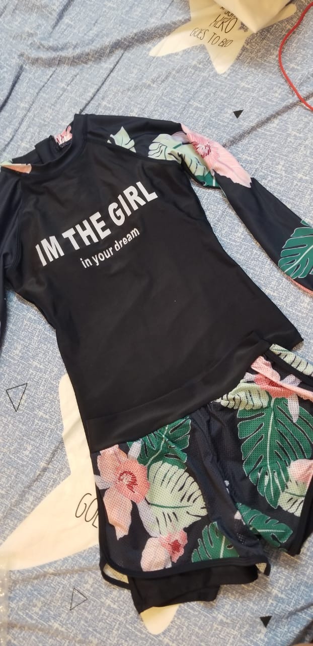 1. Giao nhầm màu: mình đặt màu xanh dương, nhưng giao màu đen. 
2. Chật lượng: vải vóc, đường kim mũi chĩ tạm ổn thôi nha. 
3. Size thì nên đặt lớn hơn, mình theo kinh nghiệm của một comment trước đó. Mình 1m56, nặng 47kg. đặt sai L. nói chung ổn. hơi kích ở cánh tay và bụng (bụng nhìu mỡ nên bị show ngấn :D).