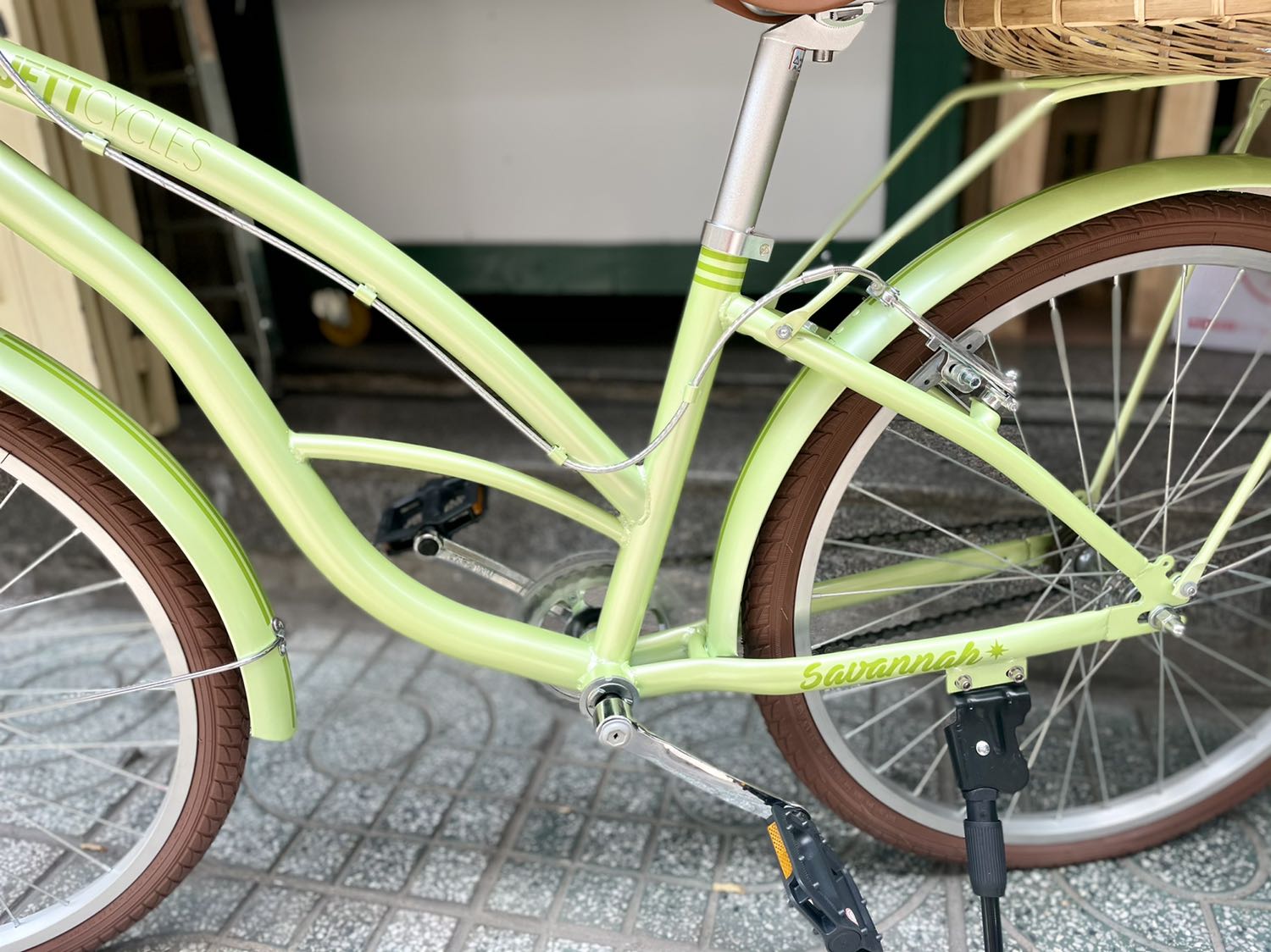 Mua xe vì yêu cái màu bơ ngọt lịm này

1. Xe nhận là chưa ráp còn trong thùng nhưng như vậy nên phí ship mới rẻ có mấy chục ngàn: 4 sao 
2. Màu đẹp như hình, vừa nhìn là hài lòng liền : 5 sao 
3. Xe tự lắp ráp nhưng không cho đinh lục giác để vặn óc, phải tự đi mua: 3 sao
4. Xe hơi thấp nhỏ, mình 1m58 mà cảm thấy xe rất thấp dù đã đôn yên xe cao hết cỡ, phù hợp với các em cấp 2 : 4 sao
5. chống xe rất yếu, làm chiếc xe khi đụng vào cảm giác cứ sắp ngã đến nơi: 3 sao

Mới ráp xong banha chưa bơm nên chưa chạy thử được