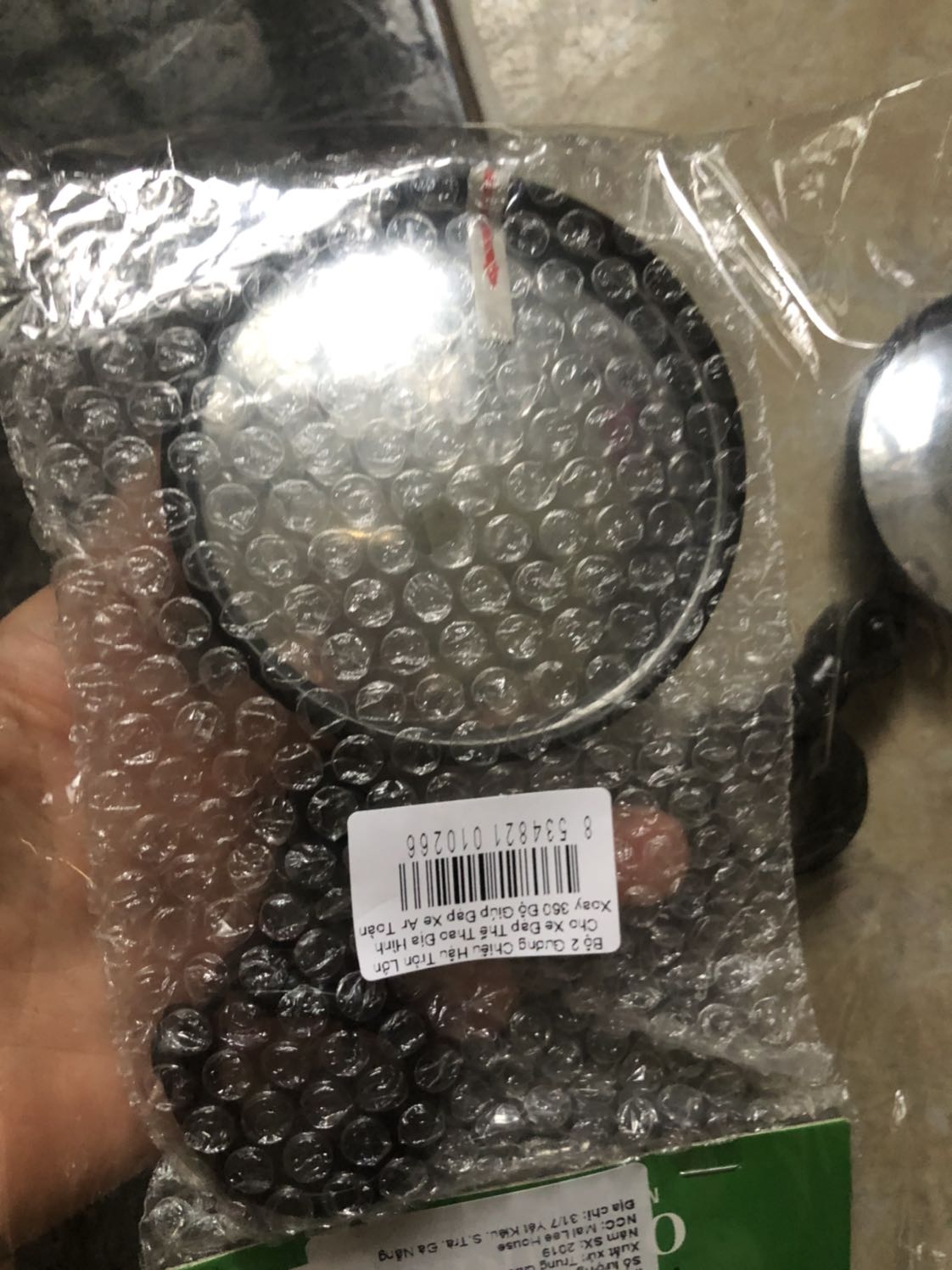 Gương bé chứ có to đâu, pó tay rồi, lần sau chắc phải để ý xem có kích thước đường kính nữa