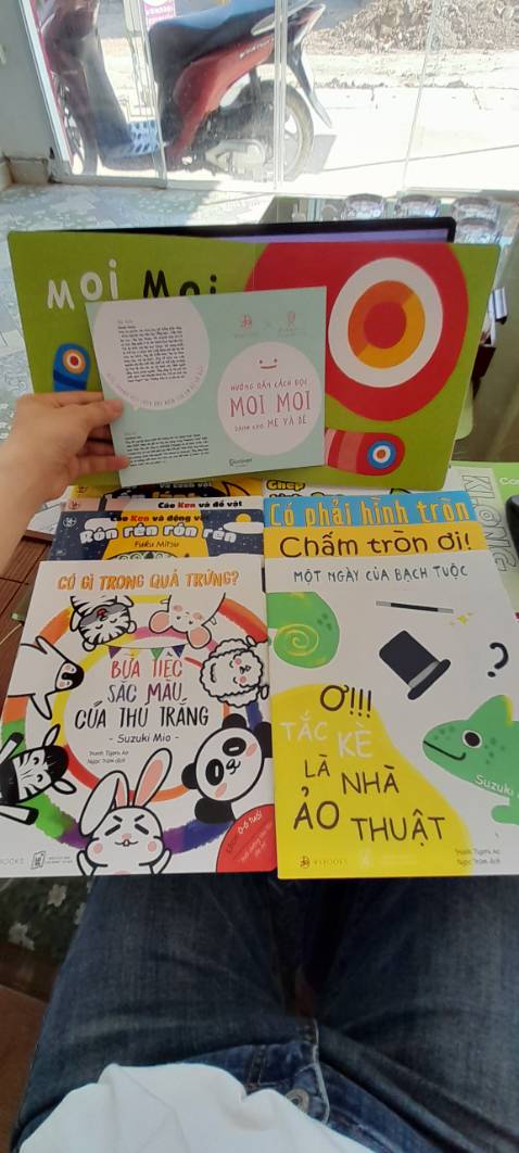 Giao hàng nhanh, đóng gói cẩn thận, sách thích lắm, bo góc, bìa cứng cáp, màu in sắc nét, đẹp. Bộ ehon hình vẽ ngộ nghĩnh, người lớn nhìn còn thích mê