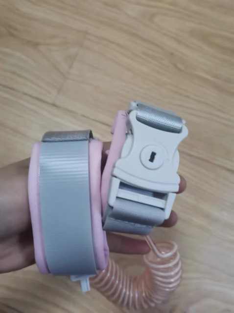 Dây có khoá an toàn. Cổ tay lót đệm mềm nên bé đeo k có bị đau. Con m nghịch lắm. Có dây này bé khỏi chạy xa đc