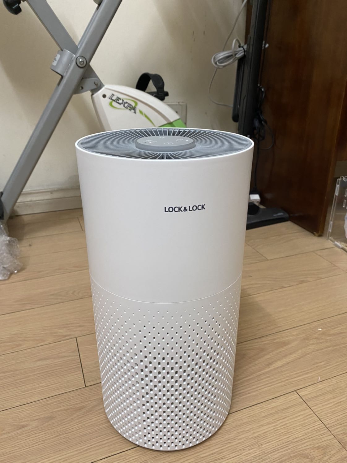 Lần đầu mua đồ công nghệ trên tiki, giao hàng nhanh dù là chủ nhật (mình đặt từ tối mà sáng hôm sau 8r đã giao rồi), lại còn được freeship. Đầy đủ phiếu bảo hành, mình dùng được khoảng 2h thì thấy bớt mùi hẳn (nhà ai nuôi động vật như ***, mèo sẽ cảm nhận rõ hơn). Bước đầu là vậy, mong là sẽ dùng được lâu dài. Lần đầu mua đồ công nghệ trên tiki, giao hàng nhanh dù là chủ nhật (mình đặt từ tối mà sáng hôm sau 8r đã giao rồi), lại còn được freeship. Đầy đủ phiếu bảo hành, mình dùng được khoảng 2h thì thấy bớt mùi hẳn (nhà ai nuôi động vật như ***, mèo sẽ cảm nhận rõ hơn). Bước đầu là vậy, mong là sẽ dùng được lâu dài.