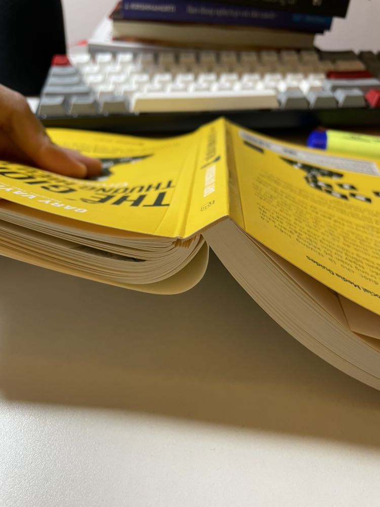 Tôi ko biết là sách thật hay giả nữa, tôi mới đọc được ngày thứ 2. Mở sách ra đọc và bị bong phần lề sách. Mong nhà sách xem xét cẩn thận, để cho ra sp chất lượng hơn. Độc giả đọc sách khá khó chịu nếu bị mua phải sách giả.