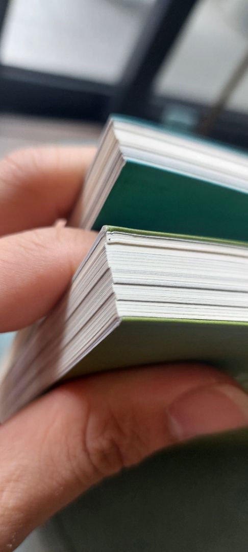 chất lượng sách không tốt, các trang giấy không đều,
Đóng gói sơ sài, bọc màng bọc mỏng, không có chống sốc, sách bị cong mép