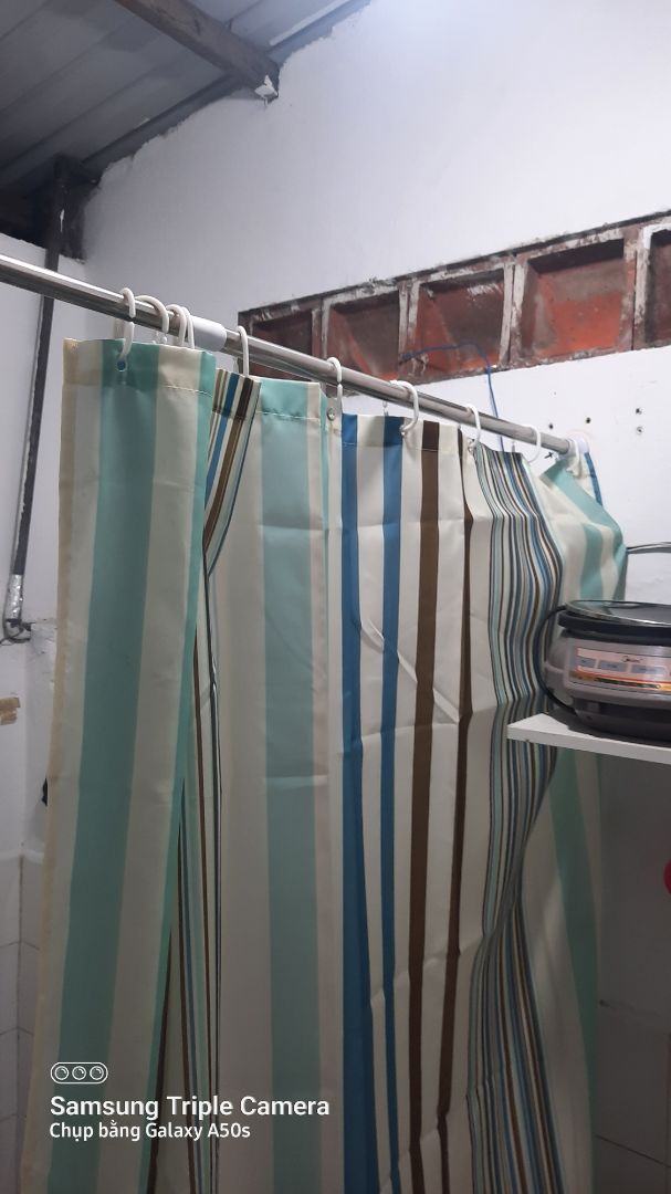 Thanh treo rất chắc chắn và dễ lắp ráp. Tôi rất vừa ý với món hàng này.