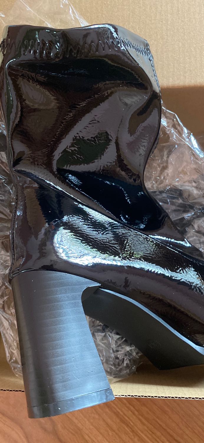 giày đẹp chất quá là ok gót vuông đi k đau chân
k có khoa mua to hơn 1 size đi vào dễ hơn