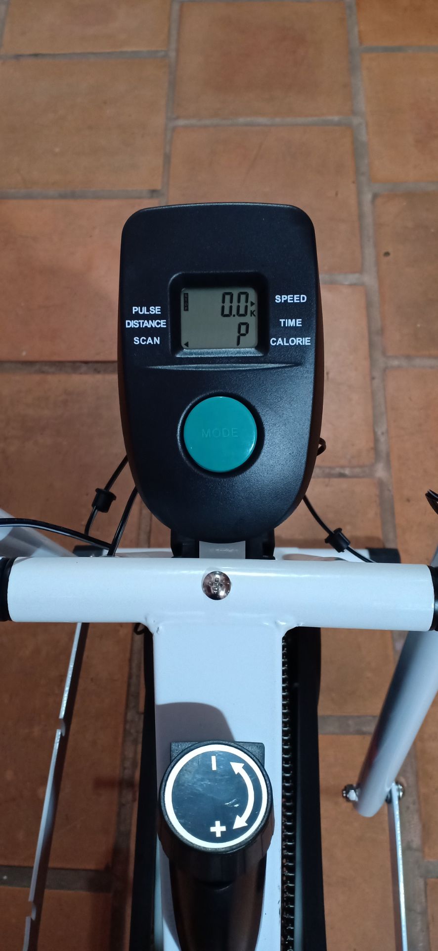 Hàng giao nhanh, đúng hạn, mẫu mã đẹp y hình, mức giá phù hợp. Khuyết: đồng hồ điện tử không có đo nhịp tim như quảng cáo, hai ốc dài nằm ngang dưới chân không biết để làm gì cứ lắp theo hướng dẫn trên video.
Phù hợp để tập tại nhà.