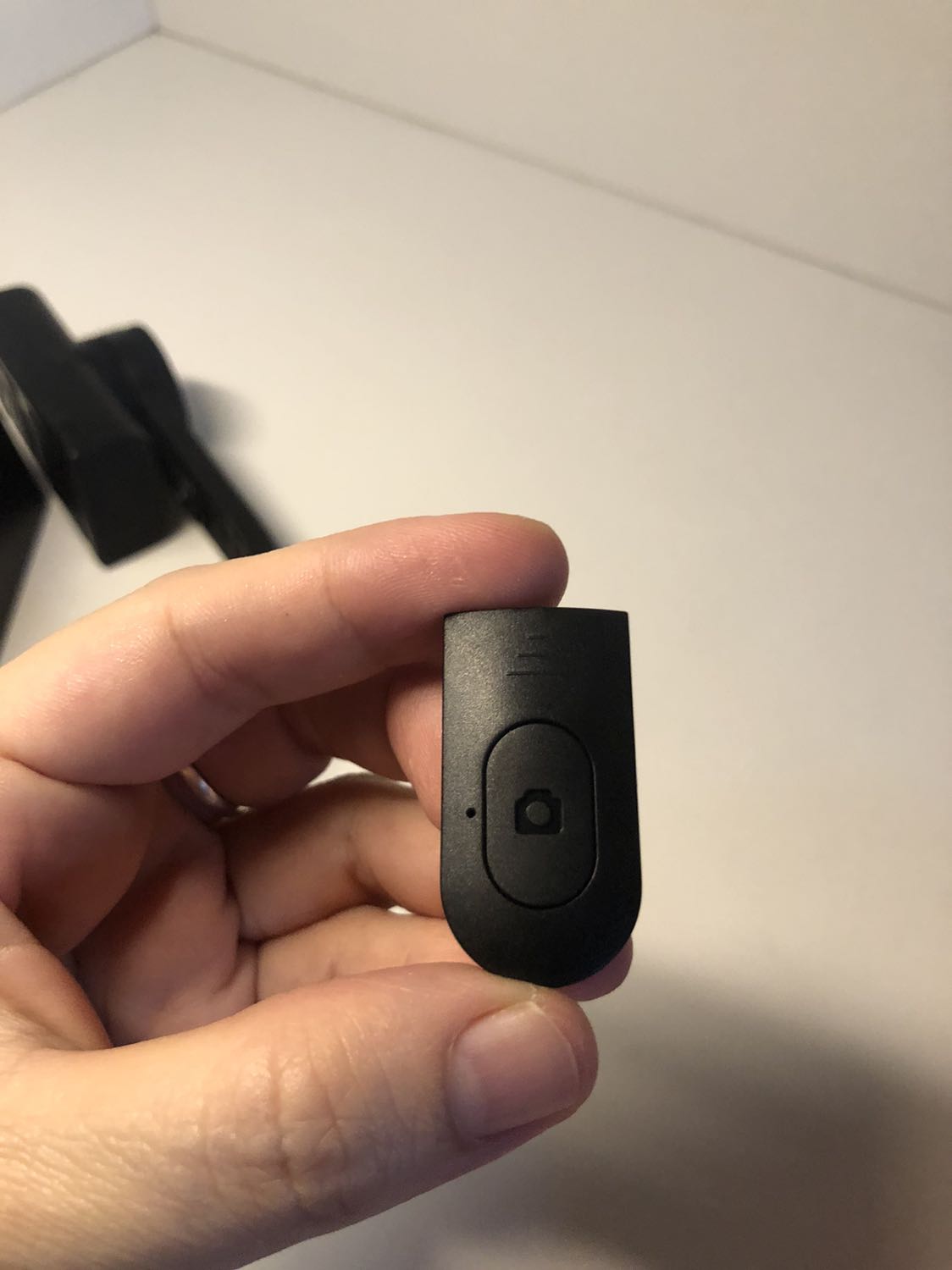 Sản phẩm đẹp, cây hoạt động tốt. Nhưng điều khiển Bluetooth bị hỏng, đã bỏ ra lắp lại pin như trong sách hương dẫn mà ko được