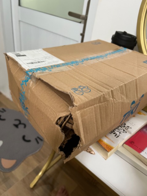 Sách đẹp, bìa bắt mắt, shop nên cái thiện 1 xíu việc đóng gói. Thùng to sách thì k chèn hết được bên trong nên trong quá trình vận chuyển bị đè nén, móp méo, bung thùng, may sách phía trong không sao. Shop giao hàng nhanh.