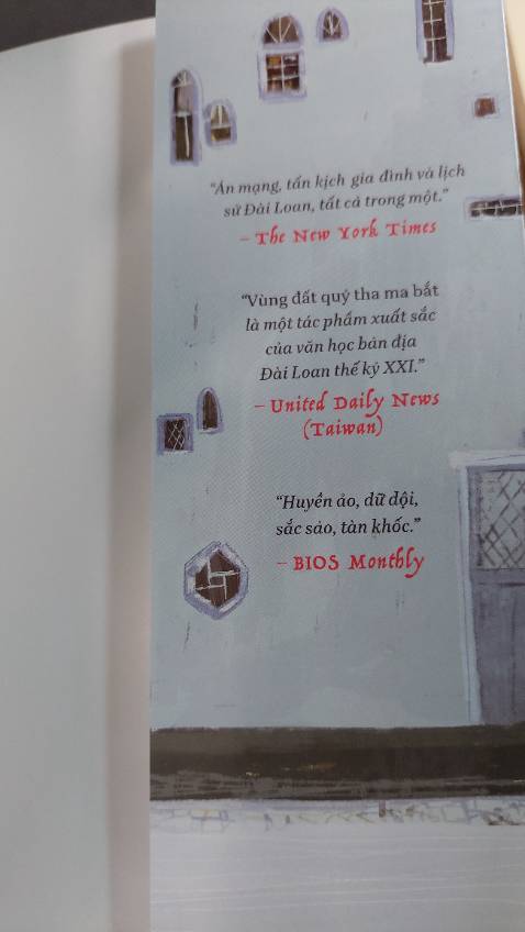 Trong tín ngưỡng dân gian nhiều nước châu Á, ngày rằm tháng 7 âm lịch vừa là ngày lễ Vu lan báo hiếu cũng là ngày tết Trung nguyên, khi mà Diêm Vương mở Quỷ môn Quan, thả các vong hồn tự do có dịp trở về dương thế. Mượn sự tích ngày lễ xá tội vong nhân với ý nghĩa một dịp đặc biệt để kết nối giữa người sống và người đã khuất, thể hiện lòng hiếu thảo từ bi và sẻ chia trong cộng đồng, Kevin Chen kể câu chuyện gia đình họ Trần ở một vùng quê nghèo miền trung đảo Đài Loan, câu chuyện là sự đan xen kết nối giữa những mảnh ký ức rời rạc với thực tại của cả người sống lẫn người đã chết khắc họa chân thực đến mức phũ phàng và bạo liệt bức tranh nông thôn Đài Loan phong kiến, lạc hậu cùng những thân phận con người nơi đây. 
Phong cách viết bình dân, ngôn ngữ và lời văn dễ đọc, dễ hiểu cùng những nét tương đồng cả về tự nhiên và văn hóa khiến câu chuyện trở nên hết sức gần gũi thân thuộc như xảy ra tại chính mỗi gia đình, lối xóm làng quê Việt Nam. Yếu tố kỳ ảo, giả tưởng, một chút hài hước cùng những bí mật gia đình được vén mở khiến câu chuyện dù cơ bản là buồn nhưng không bi lụy mà gợi mở thêm nhiều điều tốt đẹp.