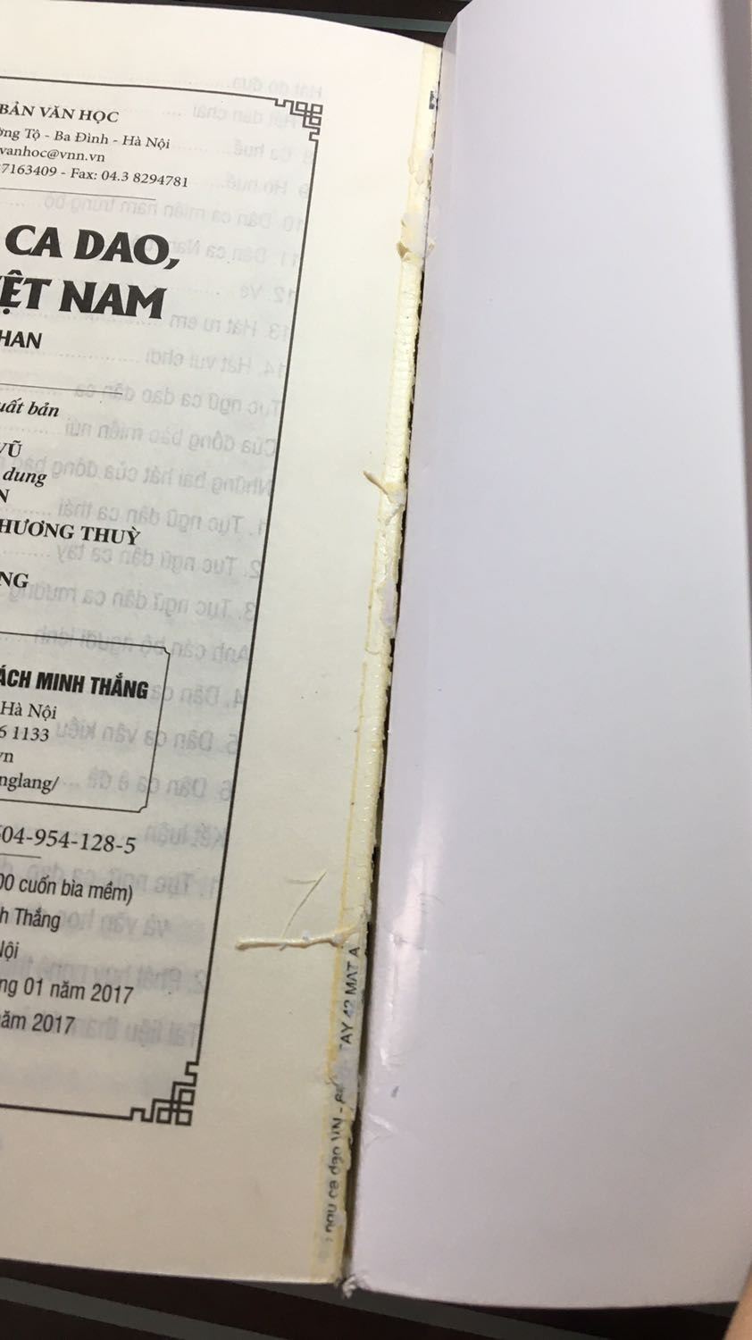 Lần này mình ko biết có phải tại sách cũ hay chất lượng bảo quản như nào mà đến tay mình thì không được như ý. Cuốn này mình mua làm tài liệu nghiên cứu mà như này chắc không bền được, lật sách mà thấy keo dán lỏng như sắp bung tới nơi. Vấn đề nữa nằm ở nội dung sách. Mục lục và nội dung trang không đồng nhất. Ví dụ phần Dân ca Nam bộ trong mục lục ghi là trang 558 nhưng thực tế thì mục này bắt đầu từ trang 551 đến trang 556.