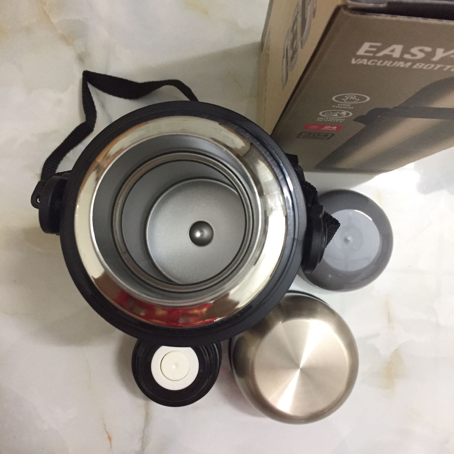 Mình mua khi Tiki đang sale, còn 279k. Giá cả và chất lượng quá ổn. Mình dành ra 24h để *** độ giữ nhiệt với nước nóng. Kết quả vừa ý như mong đợi, sau 1 ngày *** thì nước sôi giảm độ nóng 50%. Bình mình kiểm tra thấy mới tinh, ko móp, ko sướt. Có tặng kèm dây quai đeo. Nói chung mình hài lòng về sản phẩm này.