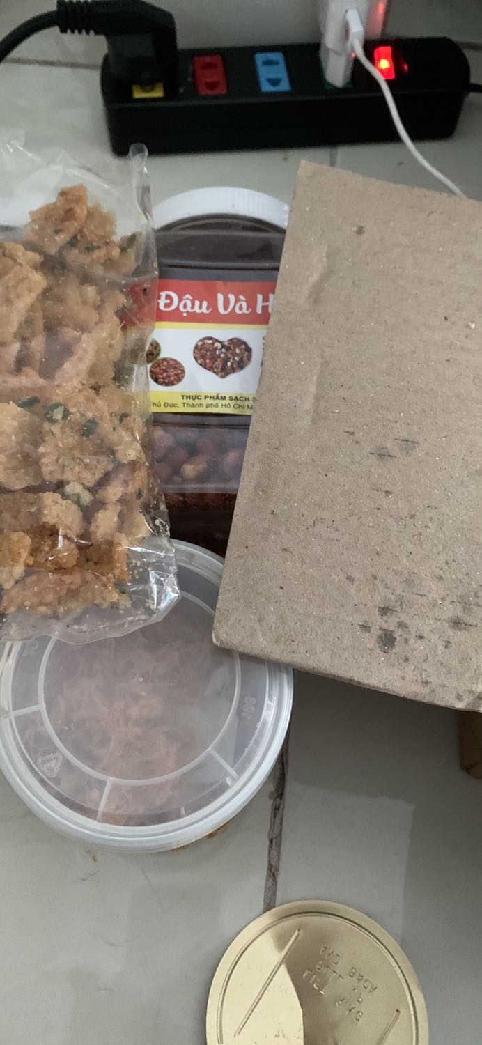 Gà hơi mặn, ươm dầu, shop đóng gói sơ Sài nên hộp chà bông gà bị bung nắp đỏ cả ra thùng giấy