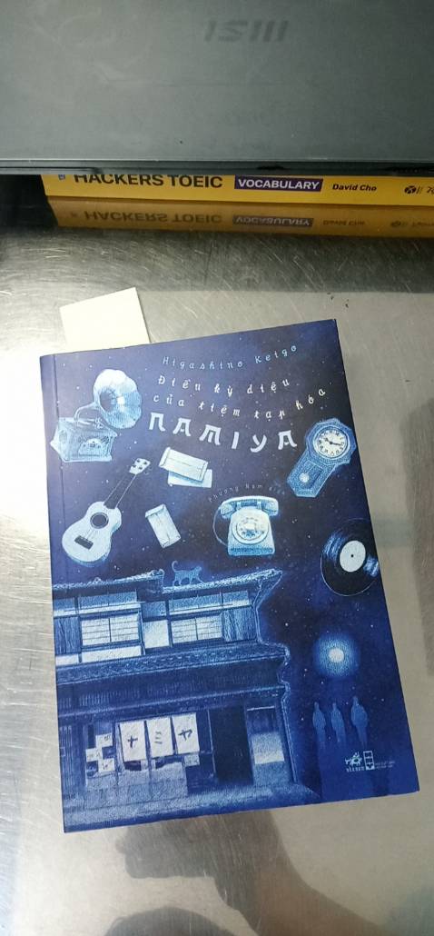 Cuốn tiểu thuyết rất cuốn hút, bạn sẽ tưởng mọi thứ là những câu chuyện rời rạc, cho đến nửa cuốn sau bạn lờ mờ nhận ra mọi thứ có liên kết. Đến cuối cùng mọi thứ lại liên kết với nhau thật chặt chẽ, thật logic. 'Điều kỳ diệu của tiệm tạp hoá Namiya" là chuỗi những câu chuyện rất nhân văn, rất ấm áp.
Review một chút về sách xong rồi giờ nói về cảm nhận cá nhân xíu!!.
Lúc đầu, mình đã không tìm hiểu hay xem bất cứ review nào chỉ đơn giản mua vì bìa sách khá đặc biệt. Sau khi về thì có giở ngay trong bìa sách, có giới thiệu tác giả, thấy ông chuyên viết về tiểu thuyết trinh thám. Mình đã nghĩ: "Vậy đã mua nhầm tiểu thuyết trinh thám"( hông phải hông thích tiểu thuyết trinh thám, mà giờ chưa muốn đọc lại thể loại này thui;). Nhưng mà nhờ tác giả là một người chuyên về thể loại này, nên mọi thứ logic đến không tưởng. Cuốn sách quá ấn tượng nên mình sẽ để lại chiếc comment dài dài.:)))