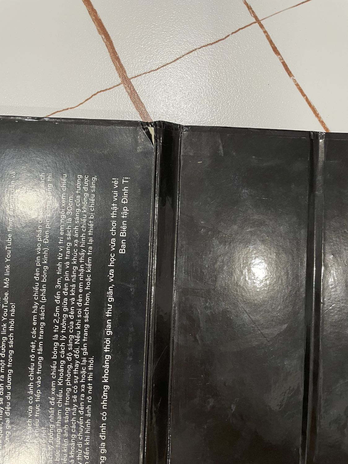 Sách mua 4 quyển nhưng 1 quyển là sách cũ, đã trầy xước và bong tróc. Đóng gói sách cũng ko cẩn thận, khá cẩu thả.  Rất không hài lòng với dịch vụ của fahasa.