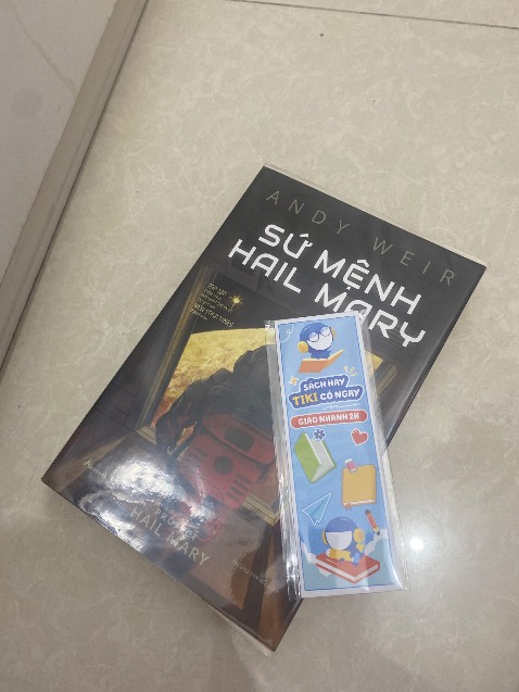 Sách dc bọc rất đẹp, mua sale còn có quà tặng, sách hơi bẩn chút mà vậy cung dc rồi
