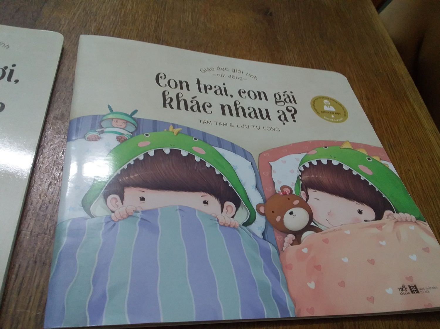 Giao hàng nhanh, sách đẹp, giấy bóng khá cứng đẹp. Hình nhiều bé thích đọc