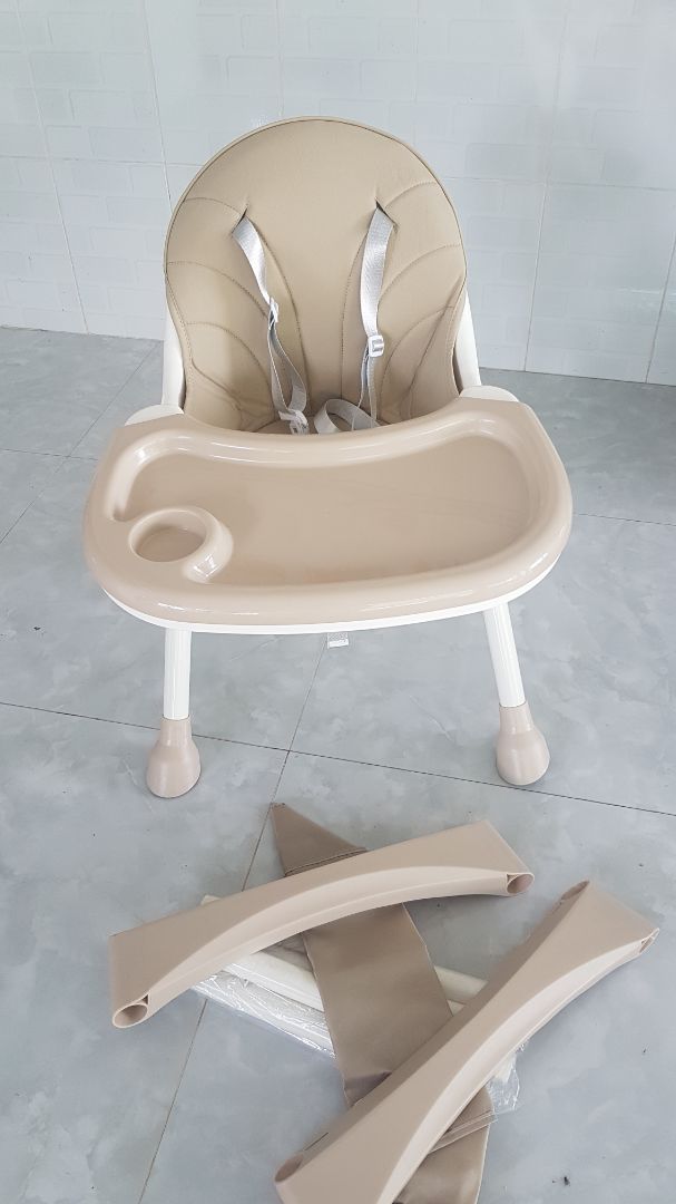 Giao hàng nhanh, đóng gói cẩn thận, dễ lắp ráp. Ghế nhựa chắc chắn, màu nâu nhạt nhìn rất nhã nhặn, phần đệm làm bằng da tổng hợp nên rất dễ lau chùi và giặt, k có mùi. lắp trước thế này cho bé ngồi rất thích.