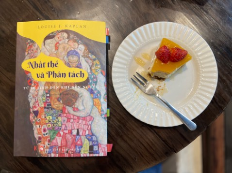 Hay ! Ai chuẩn bị làm mẹ và mới làm mẹ rất rất nên đọc … ! Tuy nhiên người dịch thêm thắt bình luận riêng của bản thân hơi nhiều. Đọc hơi bị dài dòng