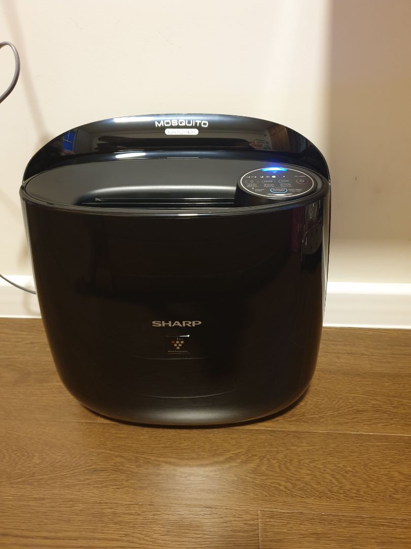 Đóng gói rất cẩn thận. Máy màu đen tuyền đẹp. Lọc êm,  thường mua máy lọc sợ tối ồn khó ngủ nhưng máy của Sharp rất êm,  lại có thêm chế độ bắt muỗi nữa quá tuyệt. Đây quả là sự lựa chọn tốt cho ai đang tìm máy lọc không khí.