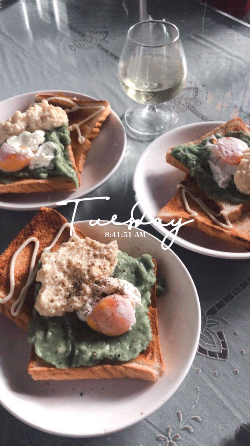 Mình mua cho bạn gái và được khen là màu xanh ngọc rất đẹp và sang. Giao hàng nhanh, nguyên vẹn. Nướng bánh mì thì nên để mức 1-1,5 là đẹp. Công cụ rất có ích cho buổi sáng ăn nhẹ. Lần đầu xài lên mùi nhựa là bình thường, giống như máy sấy tóc nhựa vậy, lần 2 là dùng bình thường.