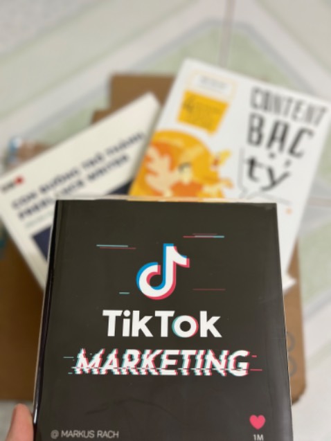 Được tặng bookmark xinh đẹp hihi 
Tiki giao hàng siêu nhanh, được mã giảm giá nên khi nào mua cũng rẻ. Mua sách online thì nghĩ ngay đến Tiki Tranding không sợ sách giả nạ. Có mua gói bao sách nên không sợ sách bị dính bẩn.
