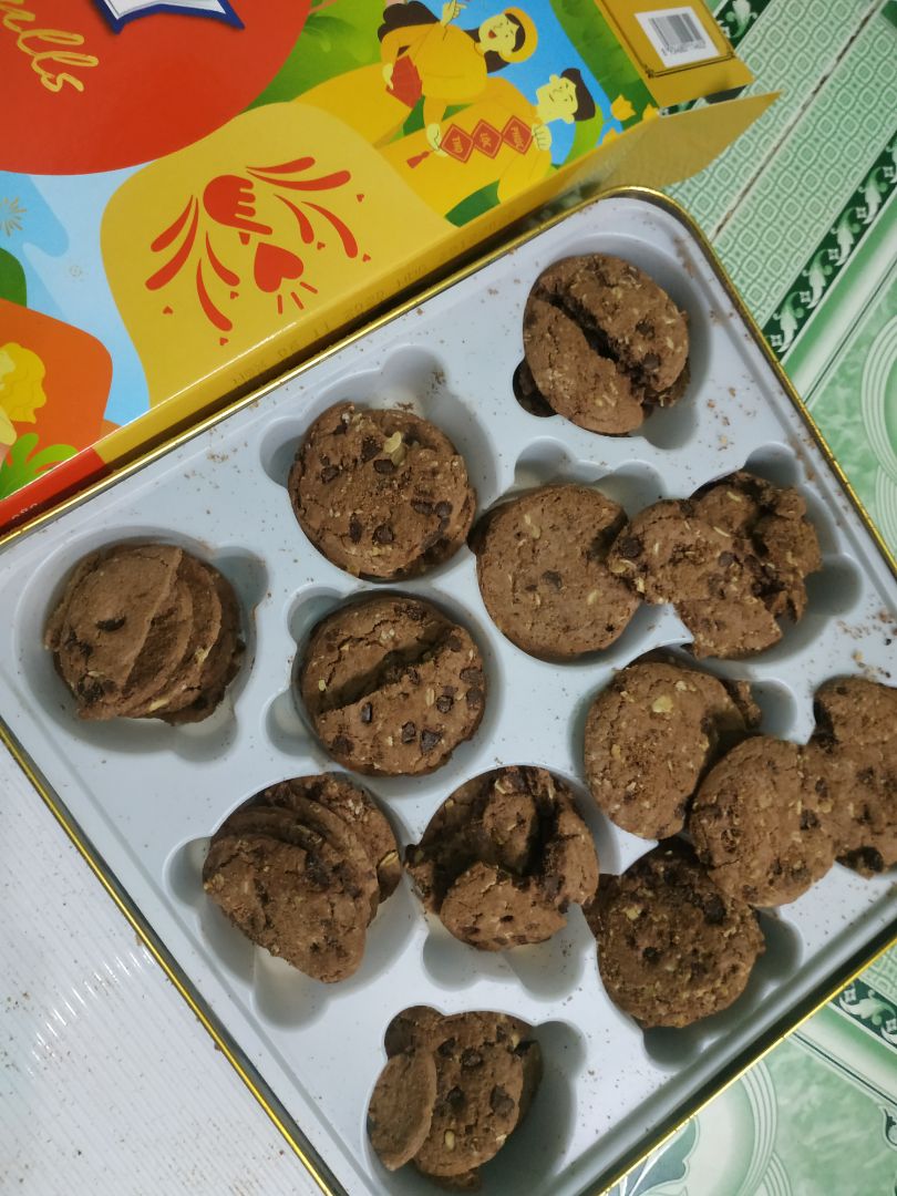 Mình đặt mua 3 hộp, 1 hộp để nhà ăn, 2 hộp mang biếu, mở 1 hộp ra thì nát bấy thế này thì không dám đem 2 hộp còn lại đi biếu luôn. Vận chuyển đi xa mà đóng gói sơ xài, không hiểu lý do gì mà nó nát bấy thế này. Bánh ngon, hạn dùng khá lâu, đóng gói kém, giao hàng nhanh. Đơn vị vận chuyển BEST Express.