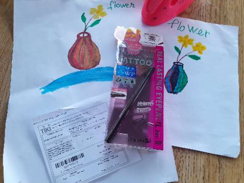 Lâu trôi, thiết kế chì OK nhưng chì có vẻ hơi khô và lên mi mắt không mượt. Đóng gói cẩn thận giao hàng nhanh. Giá này mà chất lượng chưa ổn lắm, mua hàng xách tay ổn hơn. Mình chọn hàng Nhật, giá tốt vì sợ hàng nguồn gốc không rõ ràng. Thôi lần sau ra trung tâm mua sắm thử xong mua vậy.  (Mình là chuyên viên trang điểm.)