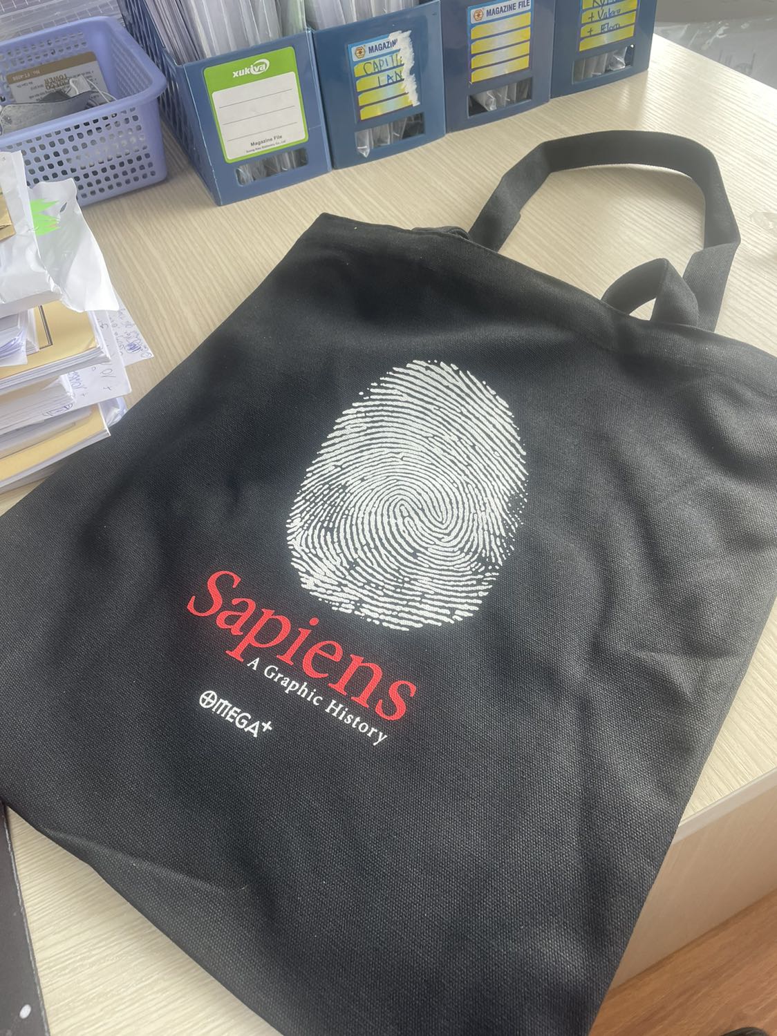 Chưa đọc nhưng thấy ưng rồi đó. Mình mua combo 2 cuốn giá khoảng 500k. Bộ sản phẩm nhận được thì 2 cuốn sách, túi vải, bookmark. Sách vẽ và màu sắc nhẹ nhàng.