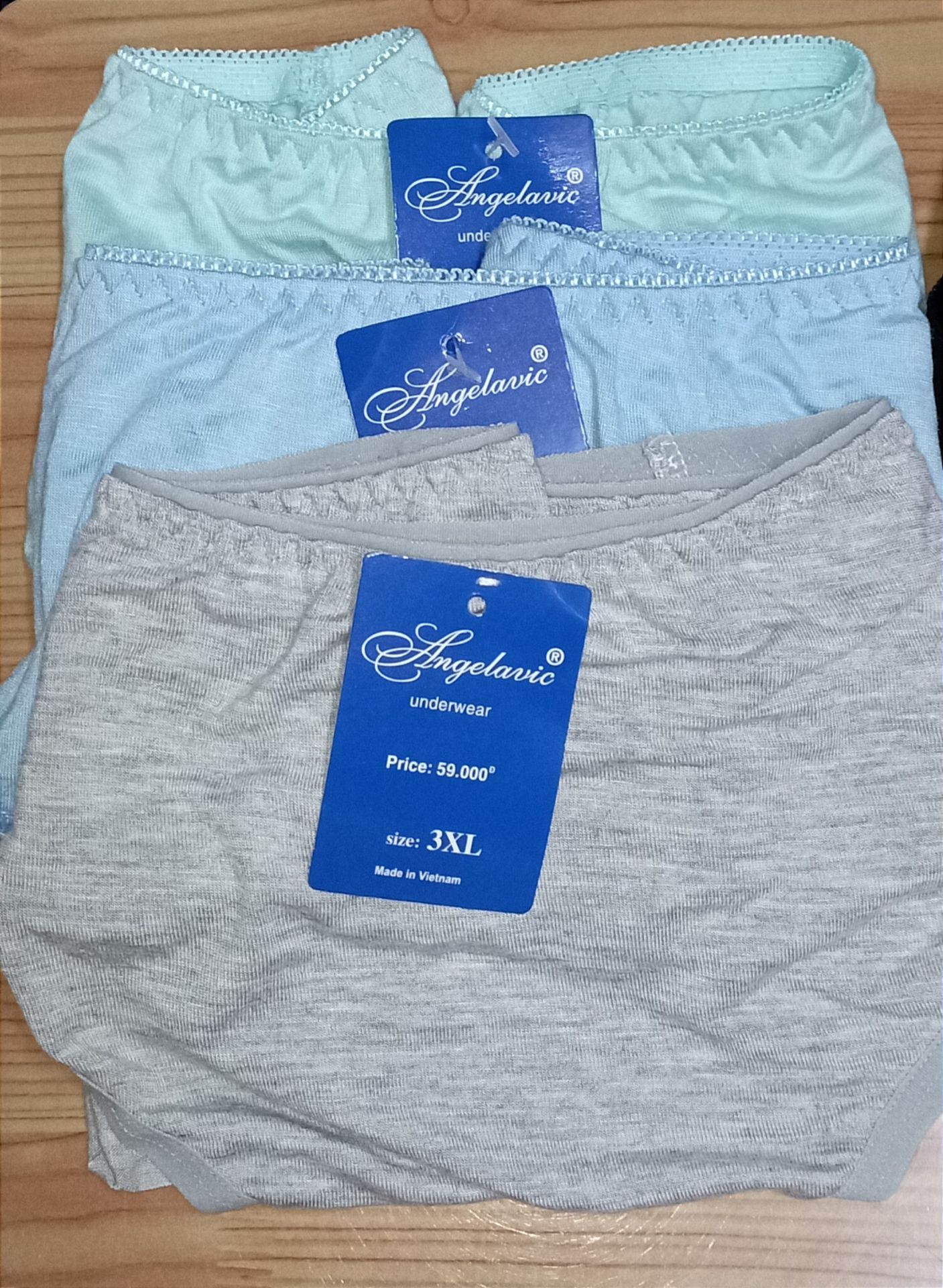 Đặt 10 thun lạnh nhưng shop chỉ giao 7 thun lạnh + 3 cotton. Rất thất vọng vì đã đặt 1 lần thấy hài lòng nên mới đặt lần 2. Sau này sẽ không quay lại nữa.