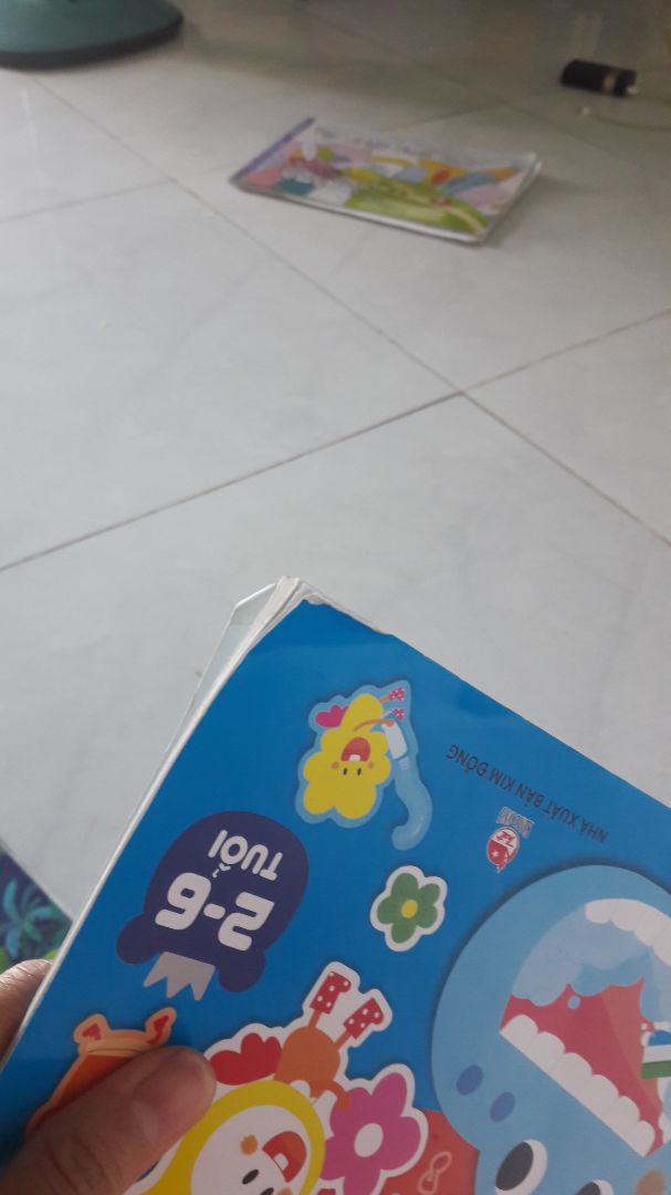 Sách rất hay và thú vị cho các bạn từ 2 tuổi. Bé vừa học vừa chơi và biết thêm về vấn đề vệ sinh cơ thể. Tuy nhiên mình mua sách mới mà đặt giao sách sách bị bong váy và gãy mép vì đặt trong một cáu hộp nhỏ hơn quyển sách rất nhiều. Mong Tiki khắc phục lỗi này.