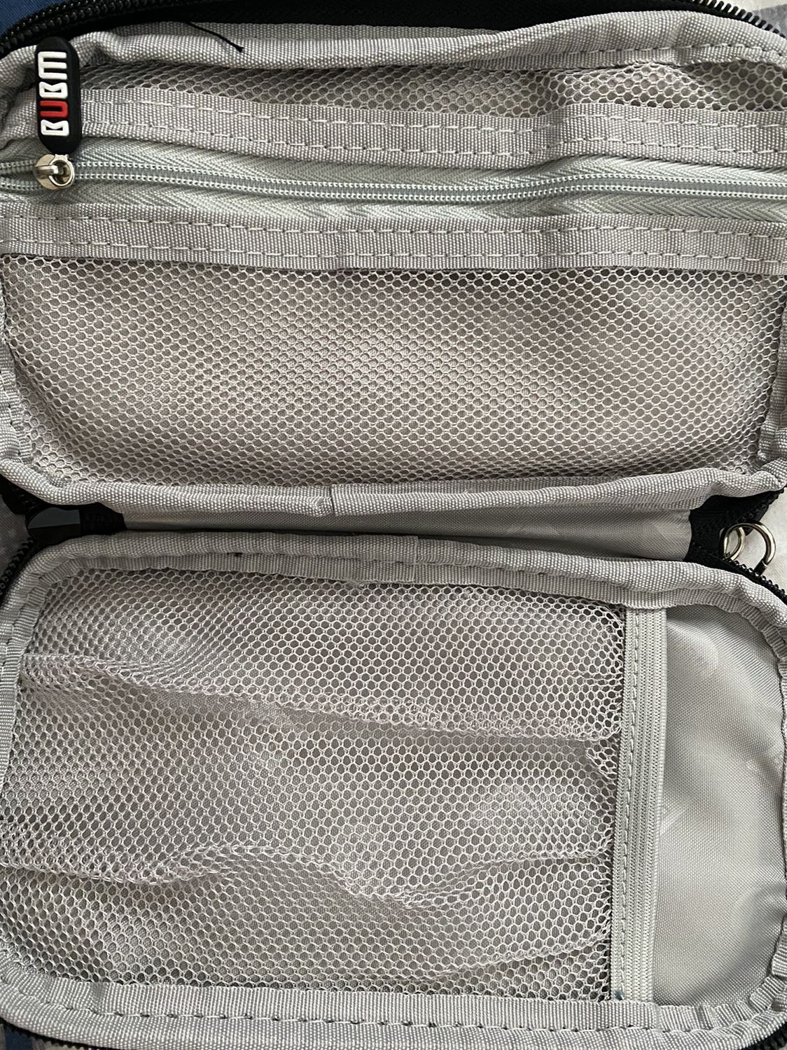 Giao sản phẩm không đúng như bài giới thiệu, không có ngăn đựng tai nghe. Sp hoàn toàn khác xa quảng cáo.