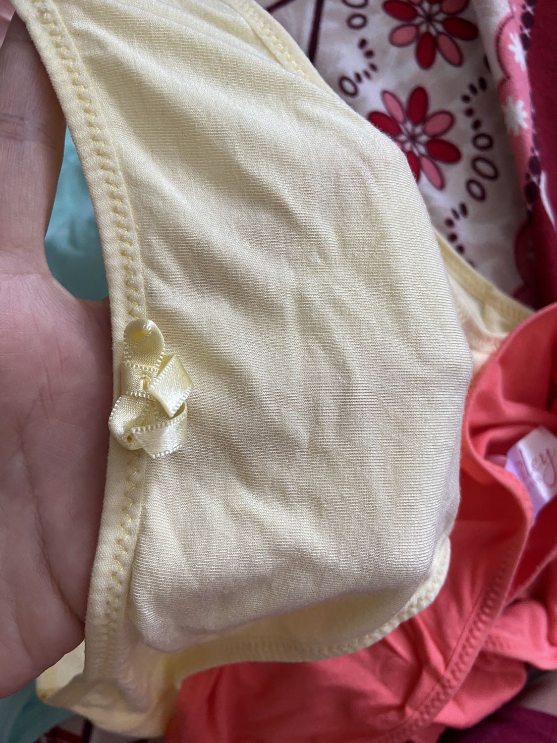 Hàng nhận y như hình quảng cáo. Màu sắc toàn những màu yêu thích. Chất vải mát, size chuẩn. Sản phẩm đáng mua nha mọi người