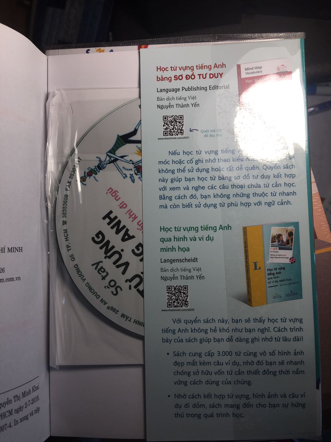 Mình review nhầm các bạn ạ! 
Chả là có 2 cuốn sách, 1 là 700 câu tiếng Anh và 1 cuốn là Sổ tay từ vựng (bìa xanh) đều cùng nội dung là Từ lúc thức giấc đến khi đi ngủ. Hai cuốn bổ trợ cho nhau để học từ vựng và luyện nói khá tốt đối với cuộc sống hàng ngày. Rất đáng để tham khảo. Sách kèm theo mp3 để học. Rất hài lòng.