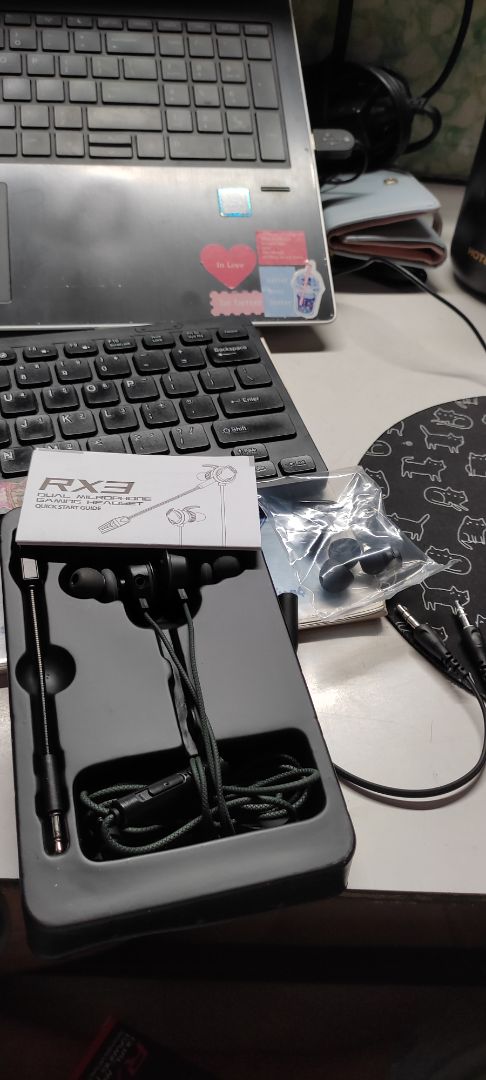 nhìn chung là ưng ý trong tầm giá. Nghe thử thì chất âm khá, có điều đeo cái tai này ở ngoài nói là khó nghe luôn vì cảm giác như cách âm vậy :))  phụ kiện kèm theo khá nhiều, có kẹp, có dây cho PC chia mic tai nghe, 2 mic nên cũng tiện dụng trong phân khúc roàii. chưa biết sống được bao lâu kaka.