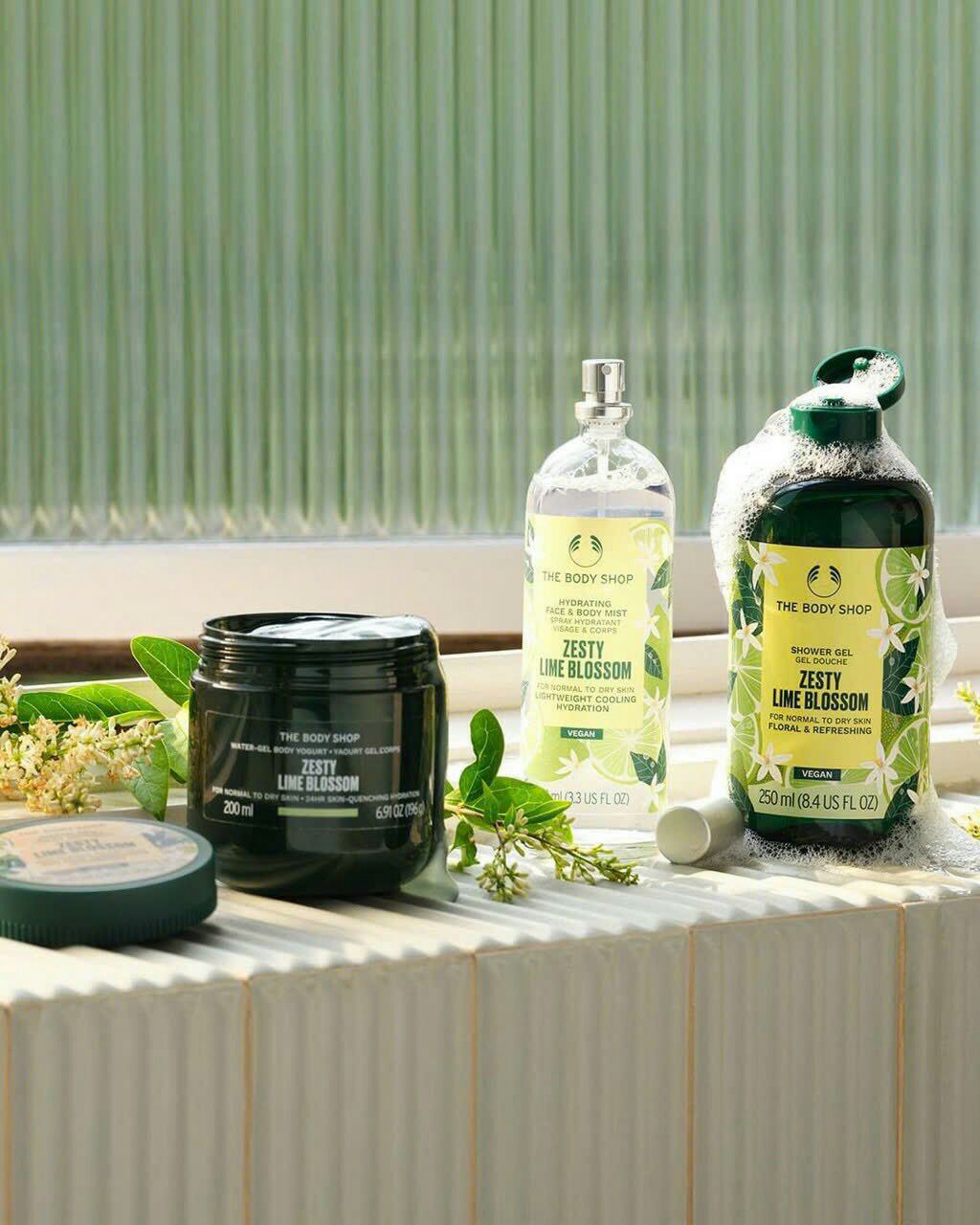 Good Omens là một miniseries dựa trên cuốn tiểu thuyết cùng tên năm 1990 của Terry Pratchett và Neil Gaiman. Là sản phẩm hợp tác giữa Amazon Studios và BBC Studios, sê-ri gồm sáu tập được tạo ra và viết bởi Gaiman, người cũng từng là người dẫn chương trình.