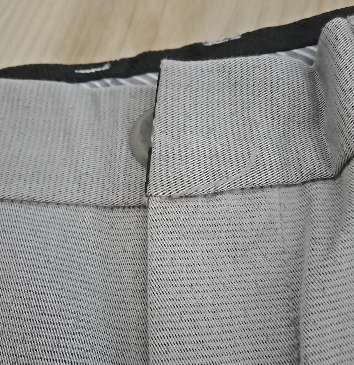 - Quần vải rất OK, giao hàng nhanh, đóng gói cẩn thận, đúng size, đúng màu đã chọn., giá tốt. Nhưng 1 cái không tạo vắt sổ ở phần lỗ gài nút quần, nếu khoét lỗ thì bị tưa vải vì không vắt sổ trước? sao khoét lỗ được đây? 
- Size 30 hơi nhỏ hơn các nhãn khác nên tôi mặc vào hơi chật. 
Size 31 sẽ lớn hơn 30 bao nhiêu? nên có kích thước đo để người mua biết chính xác.