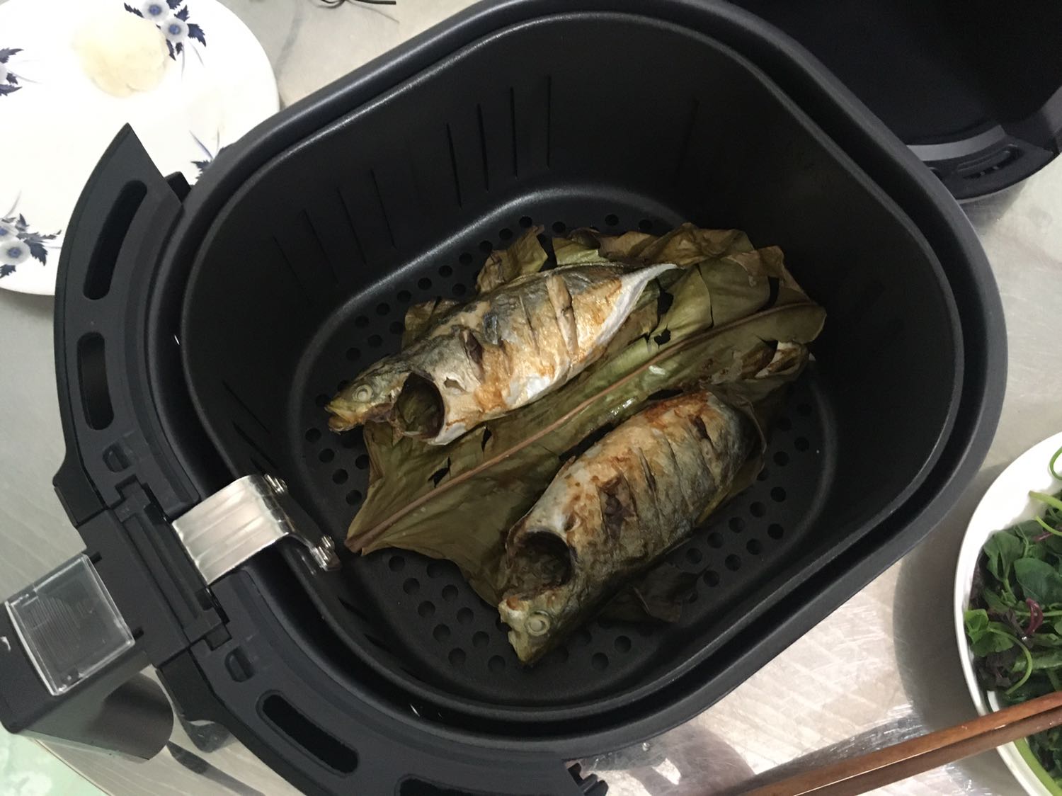 Mới nhận được hàng và thử luôn. Thấy nhanh và tiện lợi. Nồi hoạt động tốt. Mỗi tội hơi nóng, nên cẩn thận.

Tiki giao hàng đóng gói cẩn thận, nhưng không nhanh. 

Điểm trừ là săn kĩ rồi nhưng mua xong thì Tikitranding lại mở bán model sau của nồi ngày là 357. Giá rẻ hơn và sale nhiều hơn. Cay thật

Dẫn tới phí ship hàng tư nhà cung cấp khác cao hơn. Dùng coupon như không. Nên bạn nào mua thì check kĩ nha